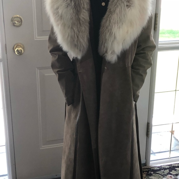 Vintage woman’s leather and fur coat. Size small . Made in Canada. - Picture 2 of 4